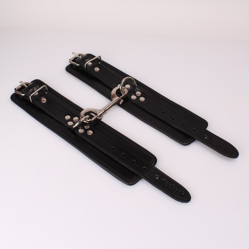 menottes-cuir-poignets.jpg
